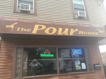 Chicken Wing Review/QB Comparison: Pour House in Hamburg